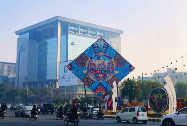 جشنِ بسنت ۔ پی ایچ اے لاہور کا لبرٹی چوک میں 60 بائے 60 فٹ کا دیوقامت پتنگ نصب
