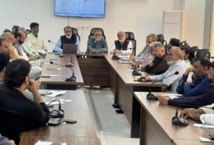 عید سے قبل مہنگائی نے غریب اور متوسط طبقے کی خوشیاں ماند کر دیں ہیں۔ضیاء الدین انصاری