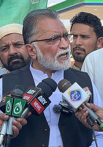 حکمران مہنگے جہازوں میں اورعوام سائیکل سفر کرنے پر مجبور ہے۔ ضیاالدین انصاری