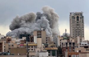 ایران اسرائیل جنگ شدت اختیار کر گئی، تہران حملے میں عبادت گاہ تباہ، دھماکوں سے شہر لرز اٹھے