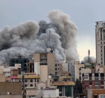 ایران اسرائیل جنگ شدت اختیار کر گئی، تہران حملے میں عبادت گاہ تباہ، دھماکوں سے شہر لرز اٹھے