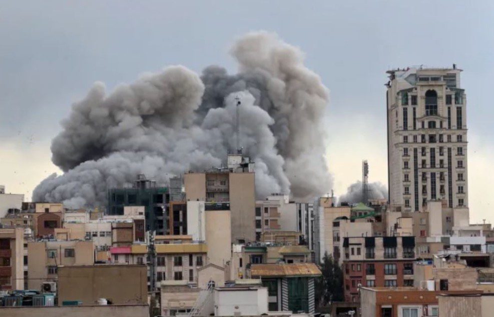 ایران اسرائیل جنگ شدت اختیار کر گئی، تہران حملے میں عبادت گاہ تباہ، دھماکوں سے شہر لرز اٹھے