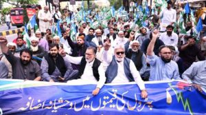 پٹرول قیمتوں میں اضافہ پر مال روڈ لاہور میں احتجاج