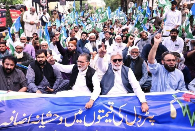 پٹرول قیمتوں میں اضافہ پر مال روڈ لاہور میں احتجاج
