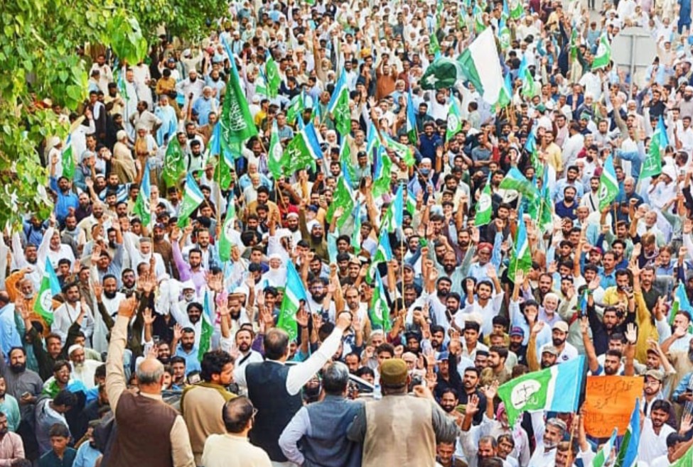 پیٹرول لیوی کے خلاف جماعت اسلامی لاہور کا چیئرنگ کراس پر دھرنا، ہزاروں کارکنان کی شرکت